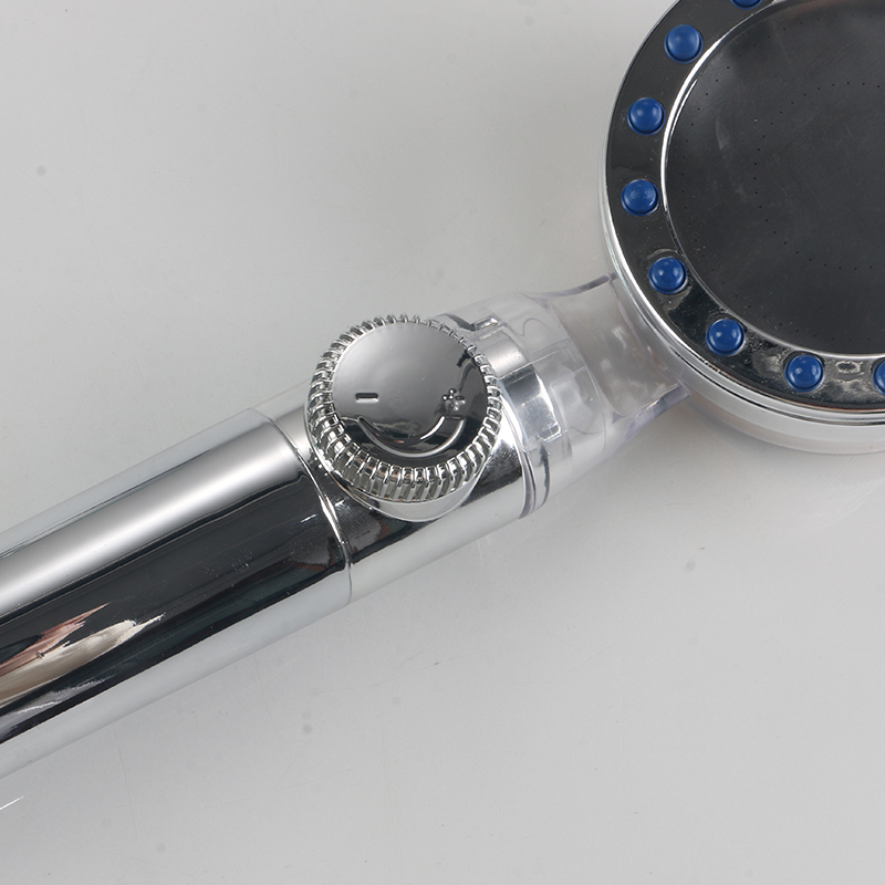 Quali sono le differenze chiave tra un tubo flessibile per doccia in acciaio inossidabile e un tubo in PVC?