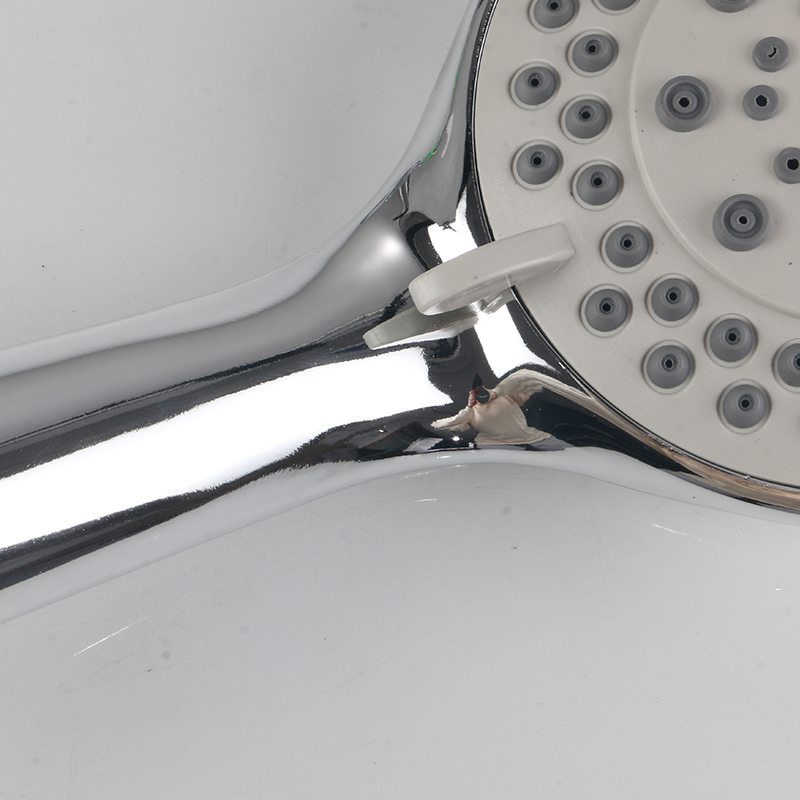 I soffioni in plastica possono resistere all'elevata pressione dell'acqua senza crack?